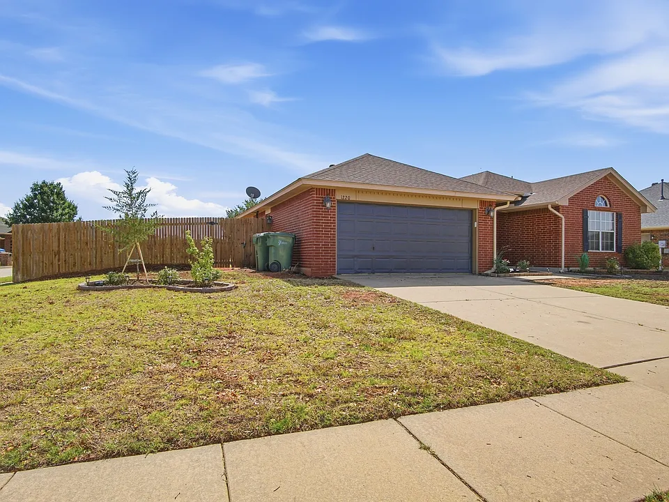 1220 Eastview Cir