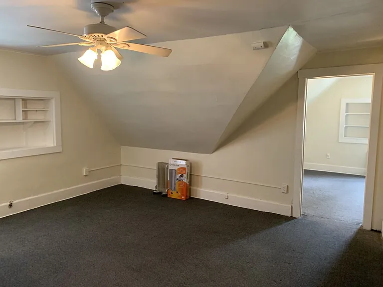 702 E Green St — Photo 7