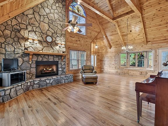 4th image of 61 Spring Ridge Trl