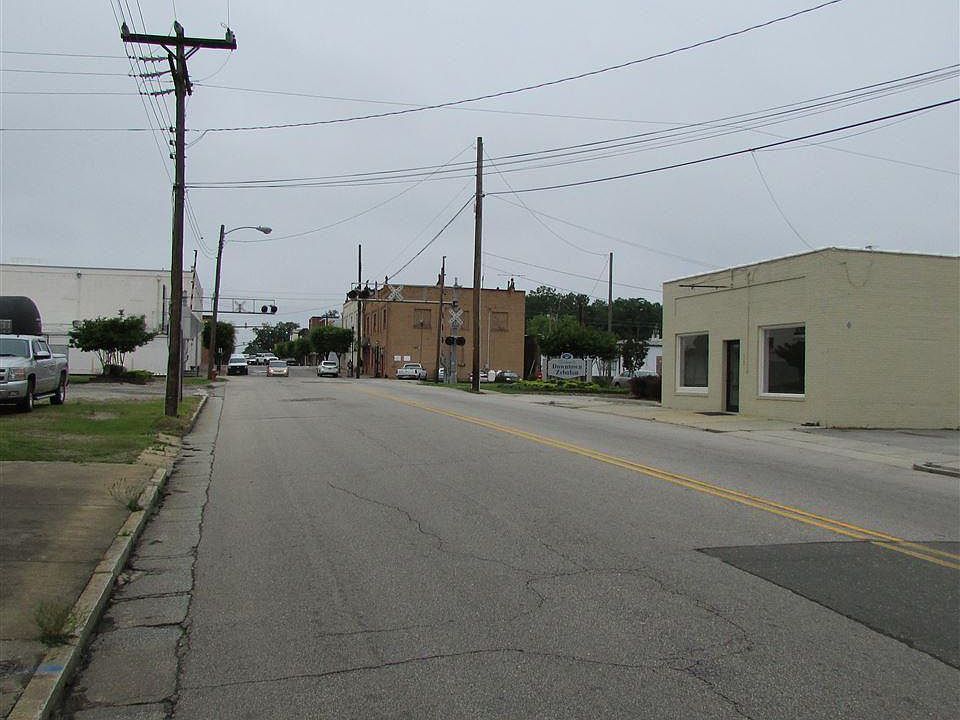 2nd image of 101 E Barbee St