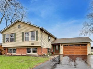 2819 N Kennicott Ave, Arlington Heights, IL 60004