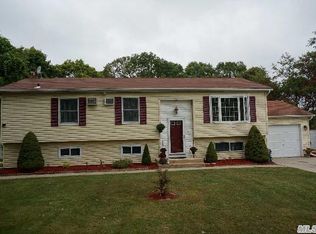 16 Pine St, Holtsville, NY 11742