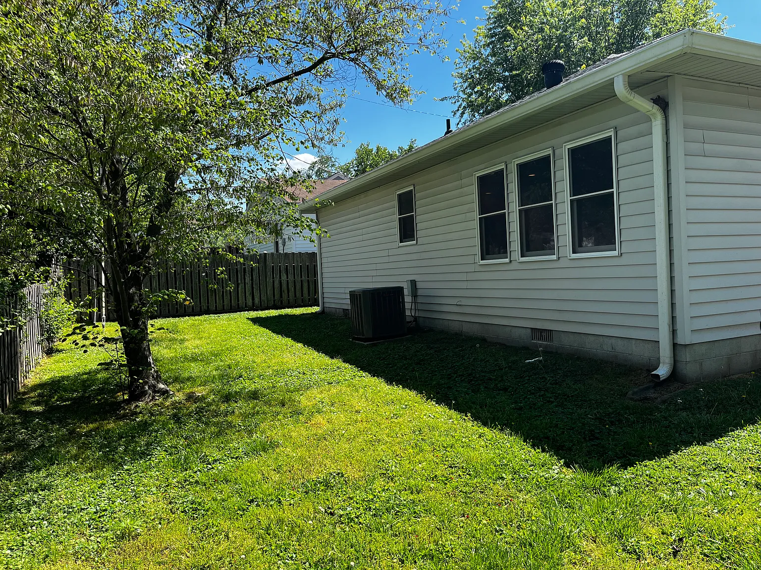 3 bed, 1.5 bath, 1300 sqft, $1,700 — Photo 3