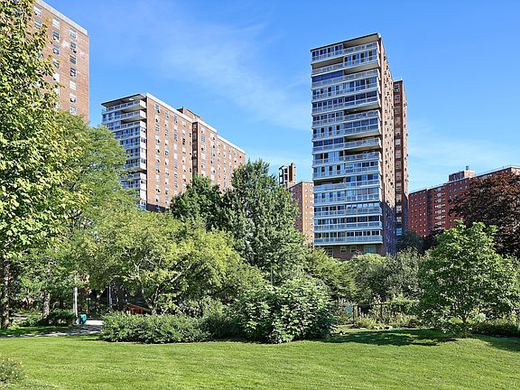 5th image of 100 La Salle St APT 8E