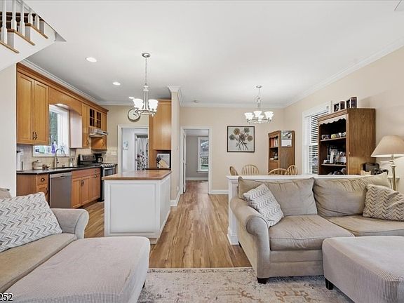 4th image of 253 Essex St