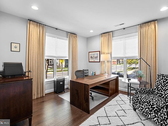 4th image of 400 Steinbeck Ave