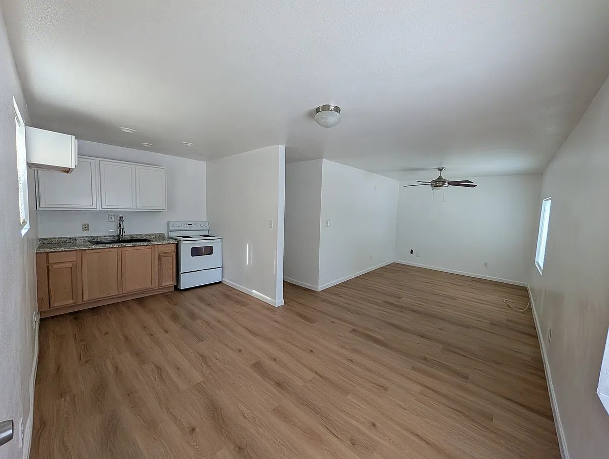Building Photo - 1602 Alametos #1602