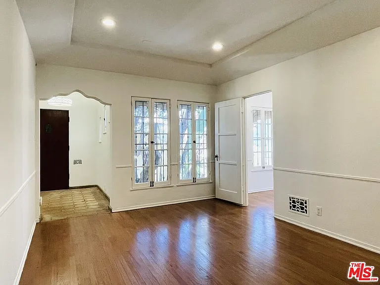 203 N Doheny Dr — Photo 7