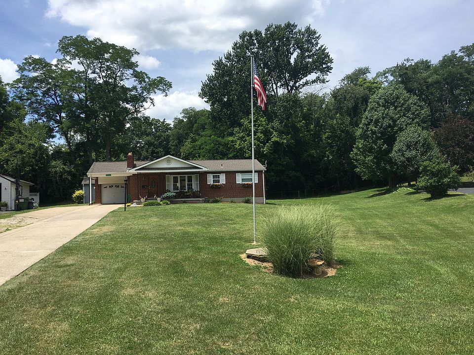 Expansive front yard