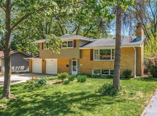 320 Elmwood Dr, Naperville, IL