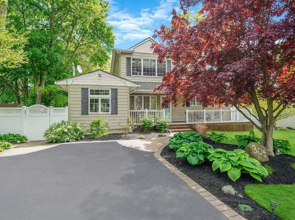 305 Mount Vernon Avenue, Medford, NY 11763