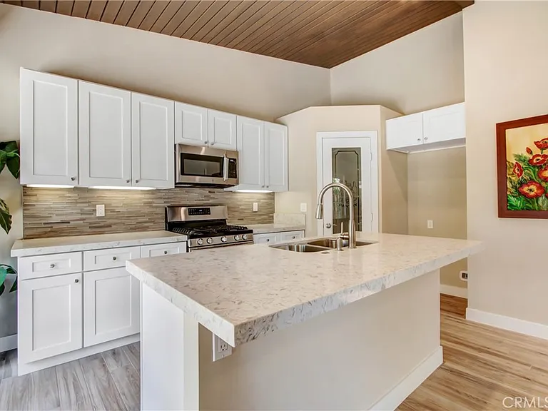 10446 Alta Loma Dr — Photo 3