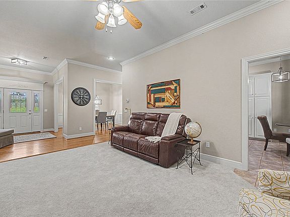 3rd image of 925 Hillcroft Ter