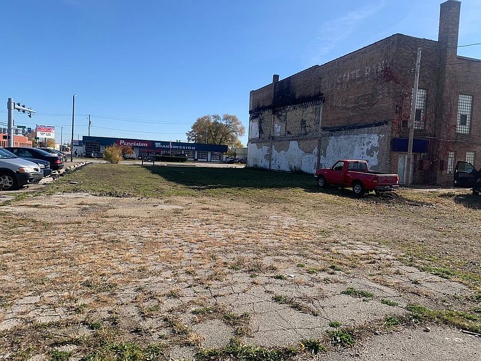 2nd image of 905 S Michigan St