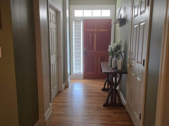 2nd image of 221 Fairway Cir