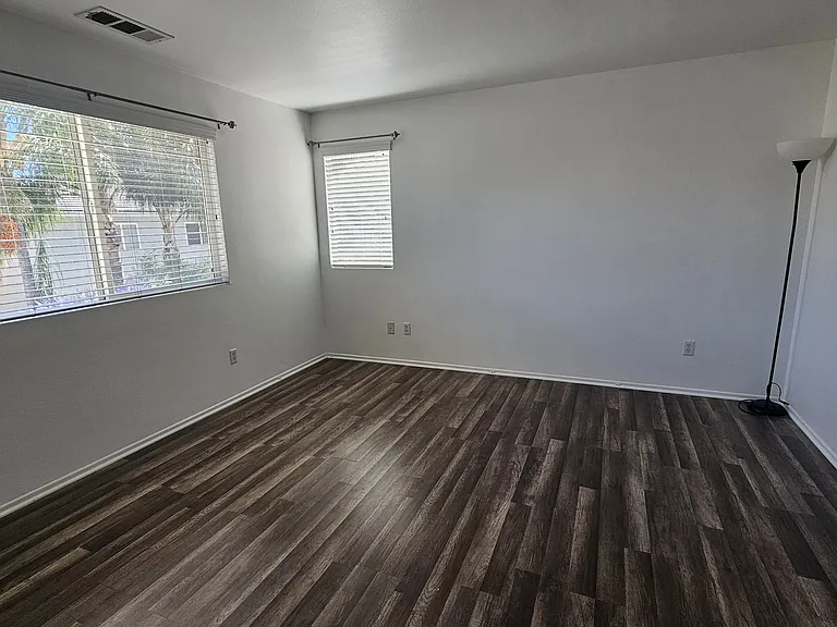 Grande Vista Ave — Photo 9