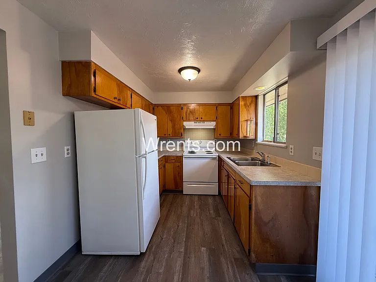 2909-2911 E Rockwell Ave — Photo 6