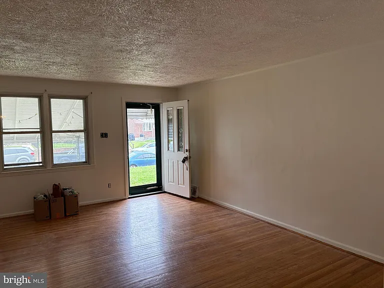 1053 Taylor Dr — Photo 5