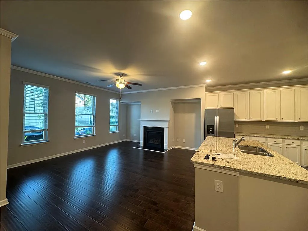 3 bed, 2.5 bath, 2448 sqft, $2,550 — Photo 2