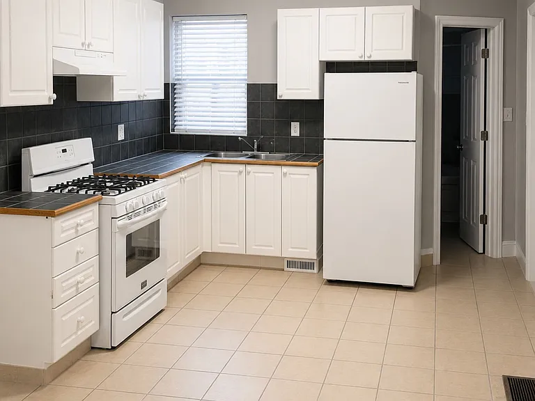 1136 Dufferin St #2 — Photo 3