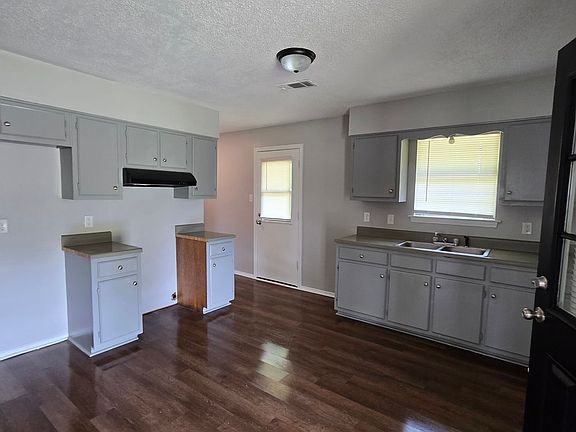 3rd image of 3200 Fairmeadow Dr