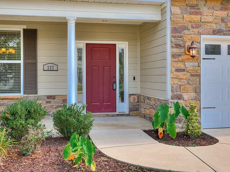 127 Radcliff Dr — Photo 4