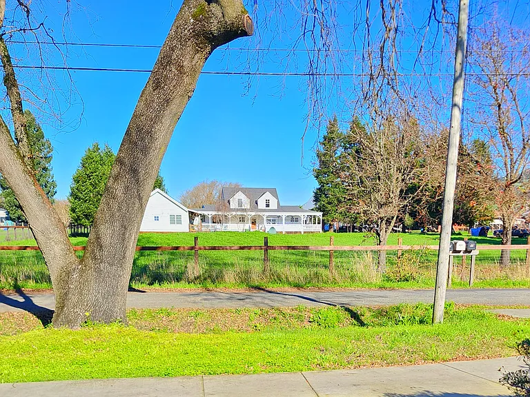 Horn Ave — Photo 18