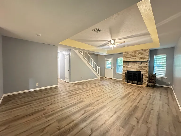 905 Rambling Oaks Dr — Photo 3
