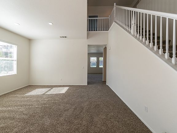 5th image of 742 Melville Ave