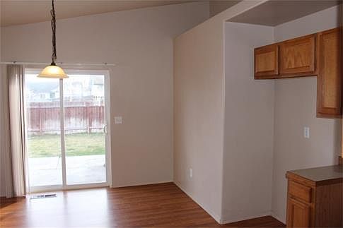 4th image of 595 Parkwood Dr