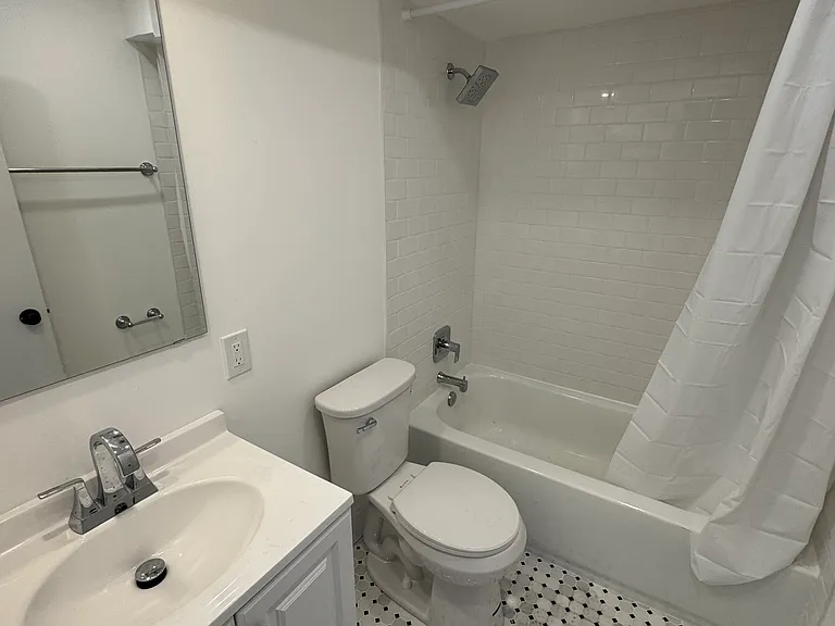 733 Lepere Ave #B — Photo 4