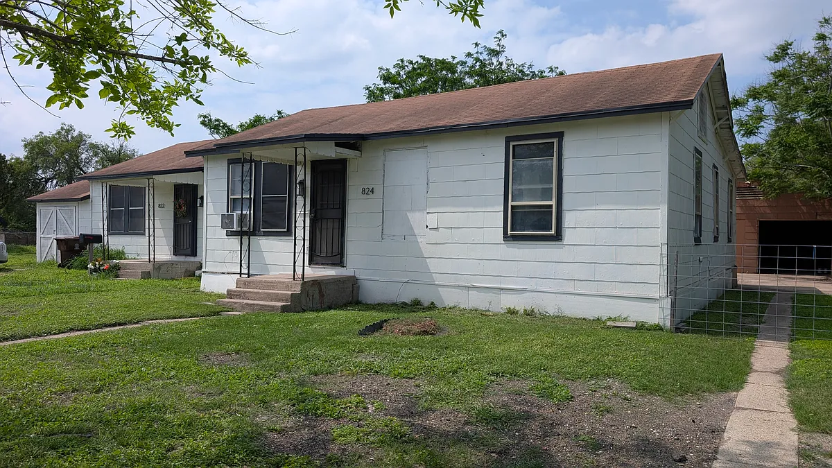 Building Photo - 824 E Doddridge Ave #824