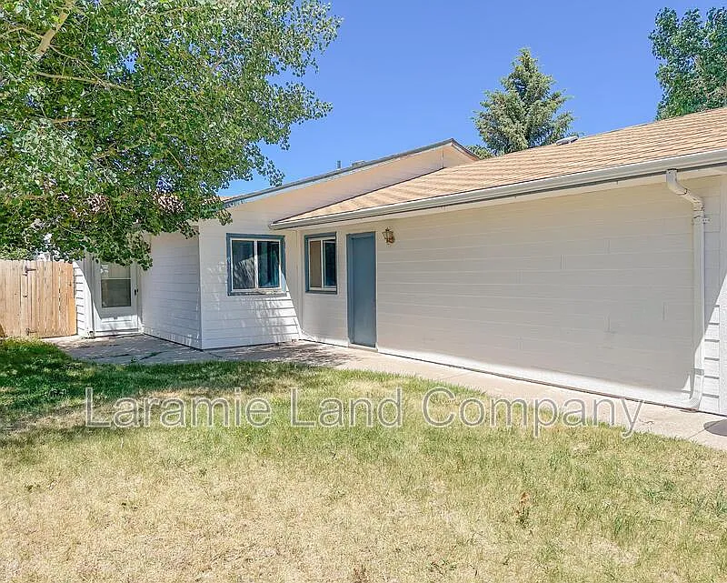 3 bed, 2.0 bath, 1043 sqft, $1,600 — Photo 1