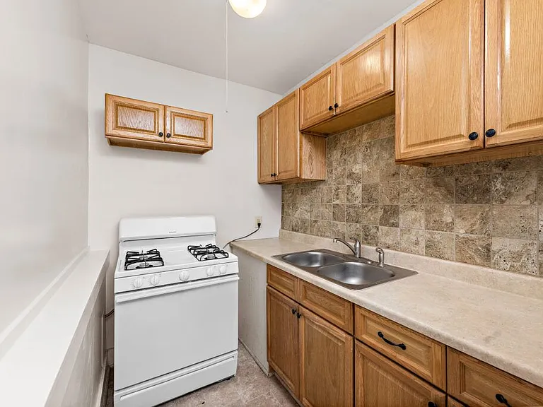 2732 Charlotte St — Photo 11