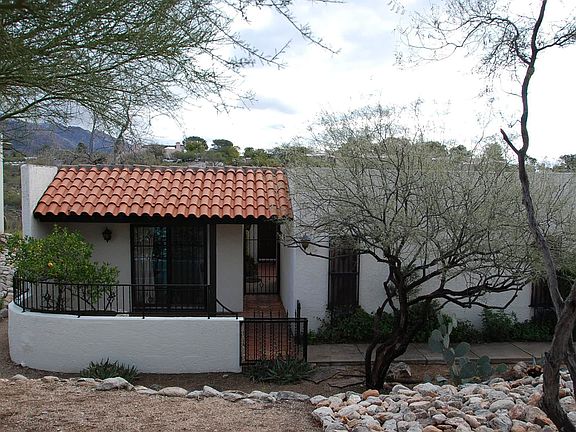End Unit Front Courtyard