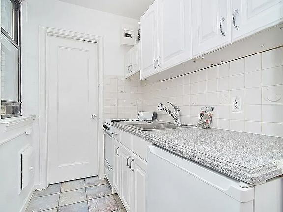 3rd image of 135 E 50th St APT 4K