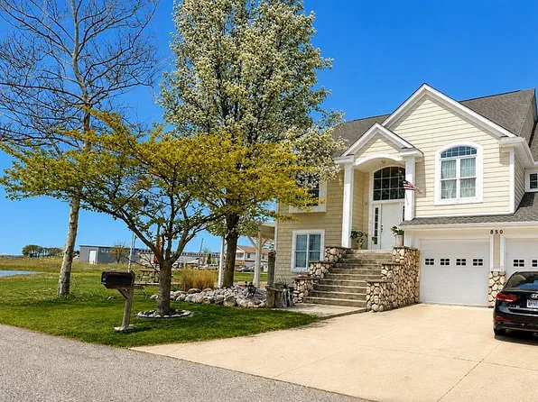 850 Townsend Dr, Algonac, MI 48001