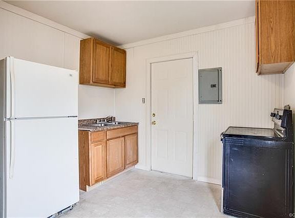 3rd image of 2418 Gordon Ln