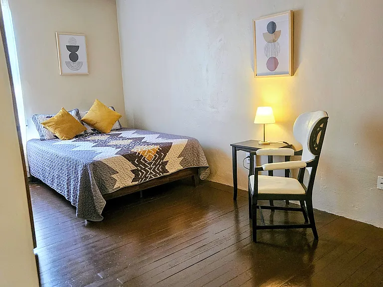 queen bed room