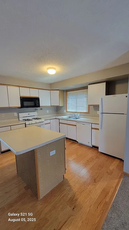 2 bed, 2.5 bath, 1200 sqft, $1,800 — Photo 2