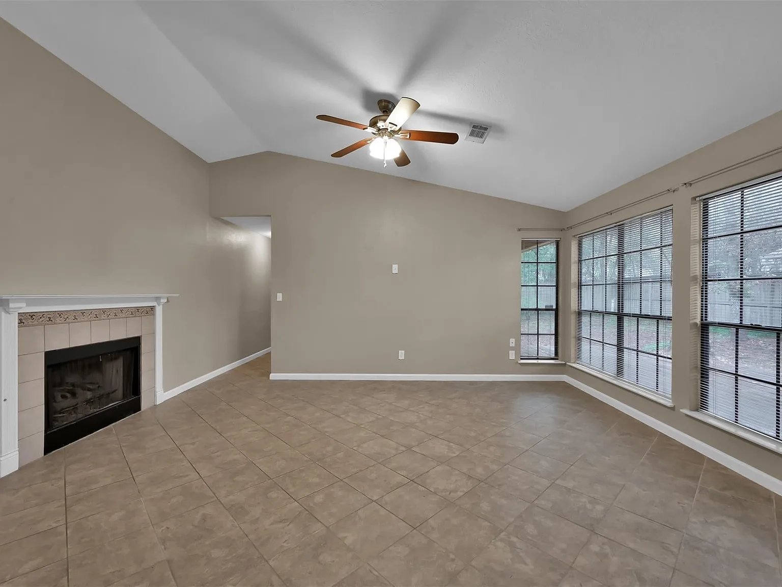3 bed, 1309 sqft, $2,000 — Photo 4