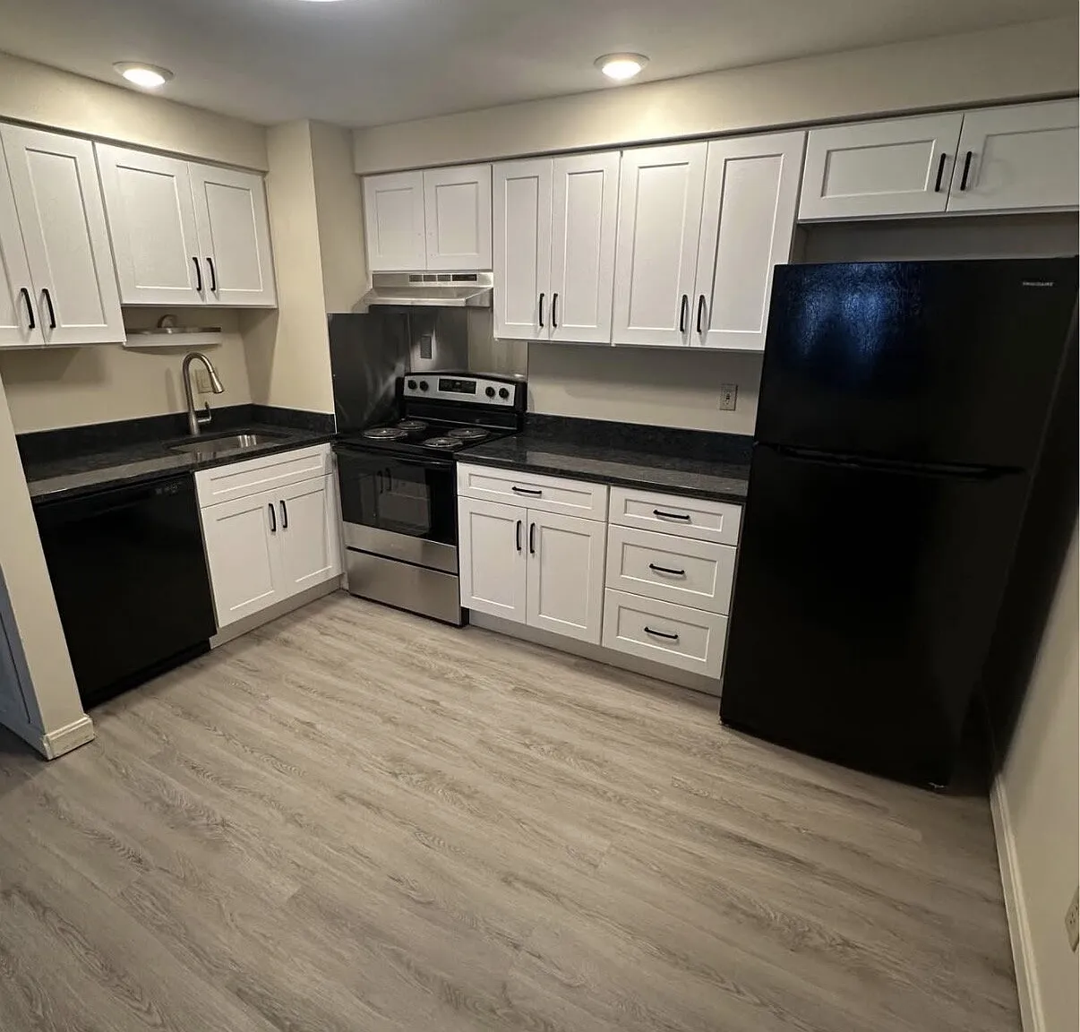 3 bed, 1.0 bath, 900 sqft, $2,250 — Photo 1