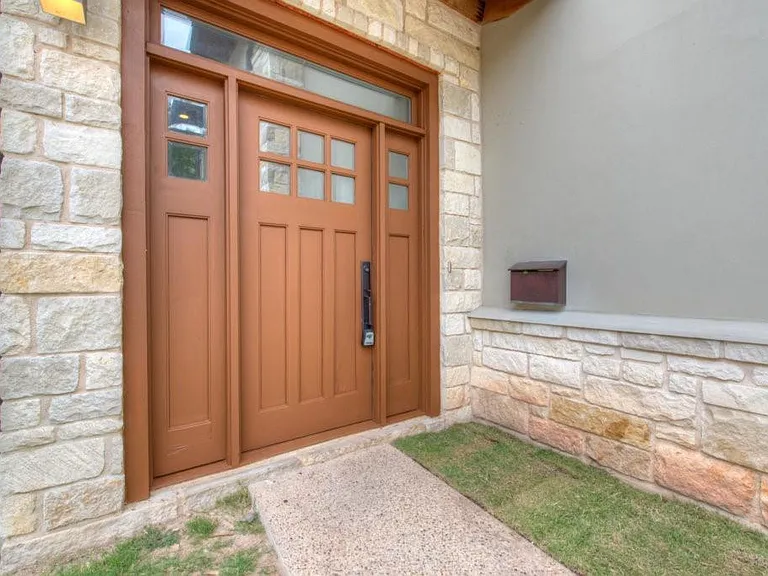 605 Peacock Ln #C — Photo 2