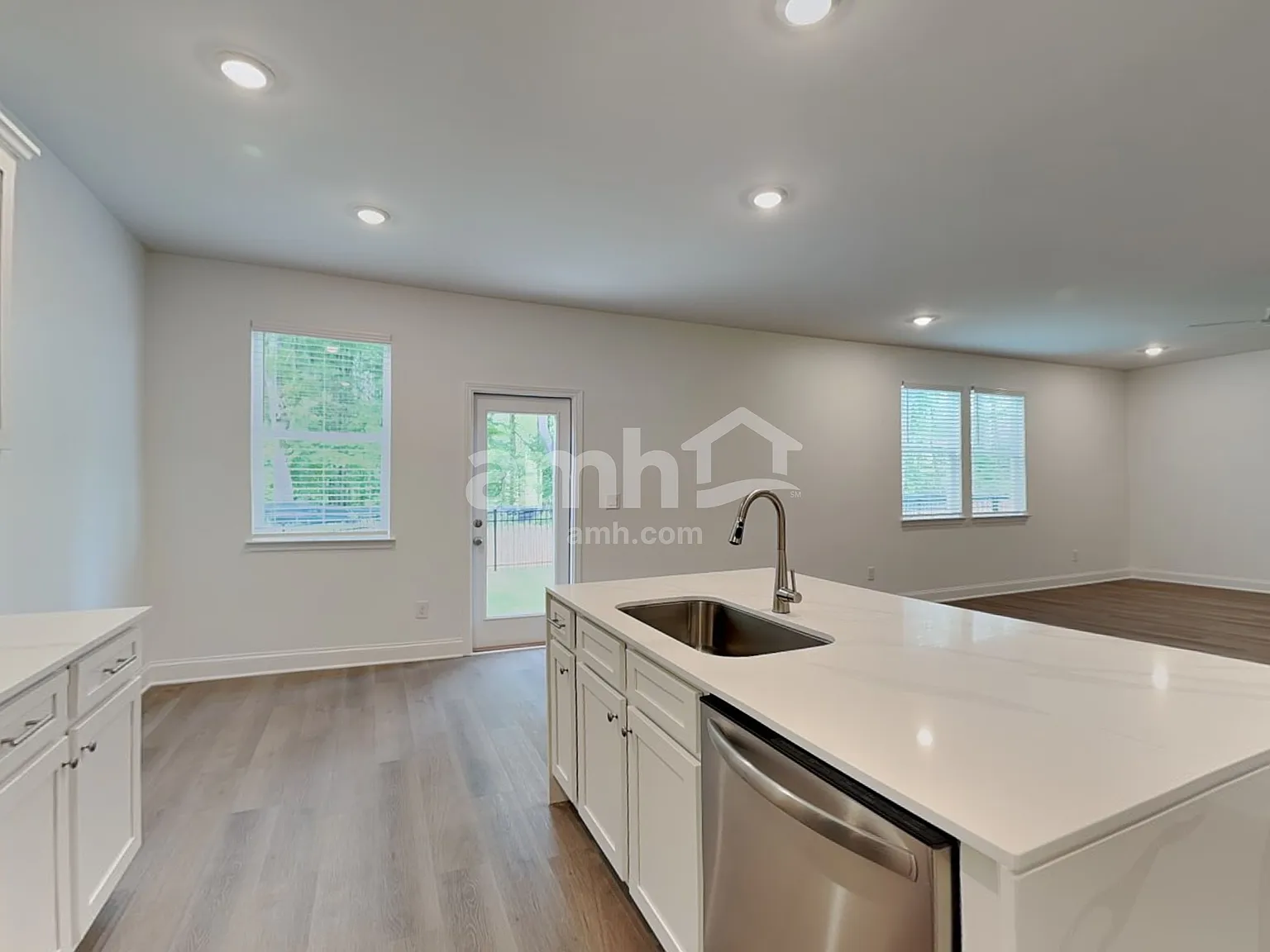 4 bed, 2.5 bath, 2293 sqft, $2,505 — Photo 4