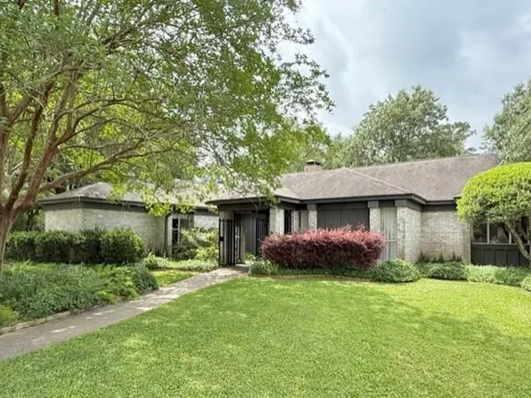 302 Crown Colony Dr, Lufkin, TX 75901