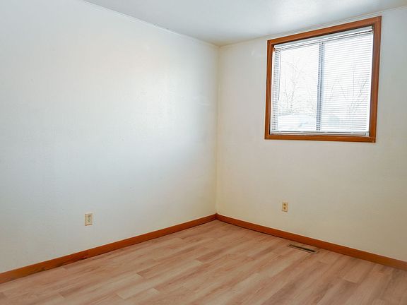5th image of 2220 12th Ave N #109