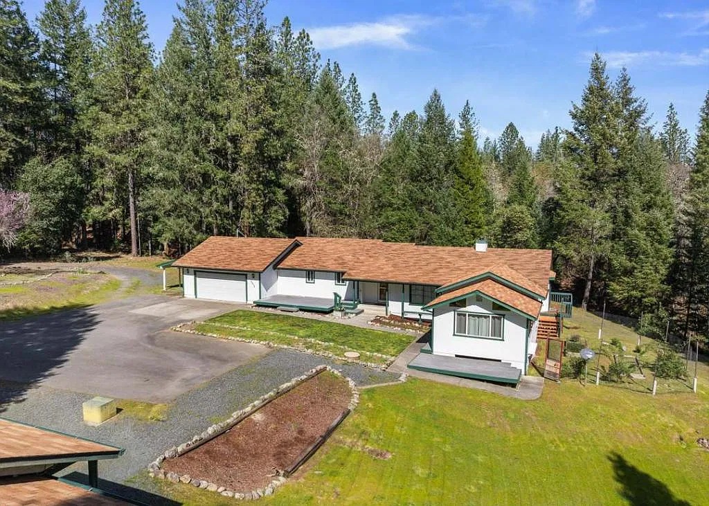 2276 Azalea Dr (Main House) — Photo 4