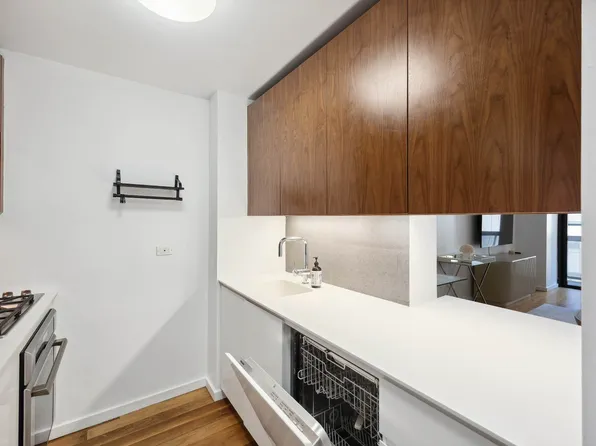 515 East 72nd Street image 5 of 29