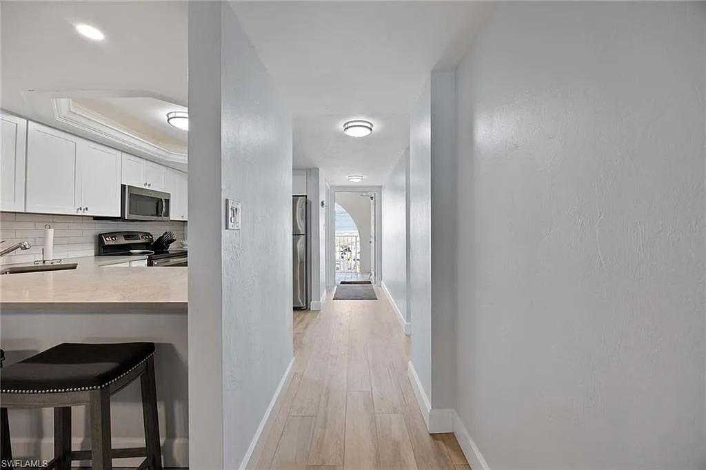 2 bed, 2.0 bath, 1058 sqft, $9,500 — Photo 4