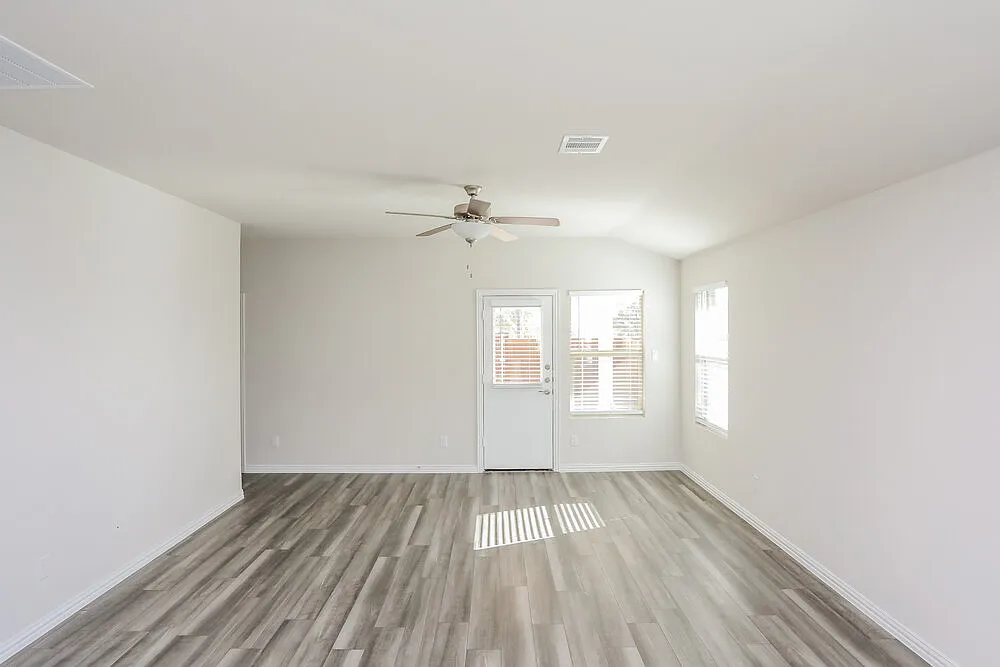 4 bed, 2.0 bath, 1989 sqft, $2,015 — Photo 3